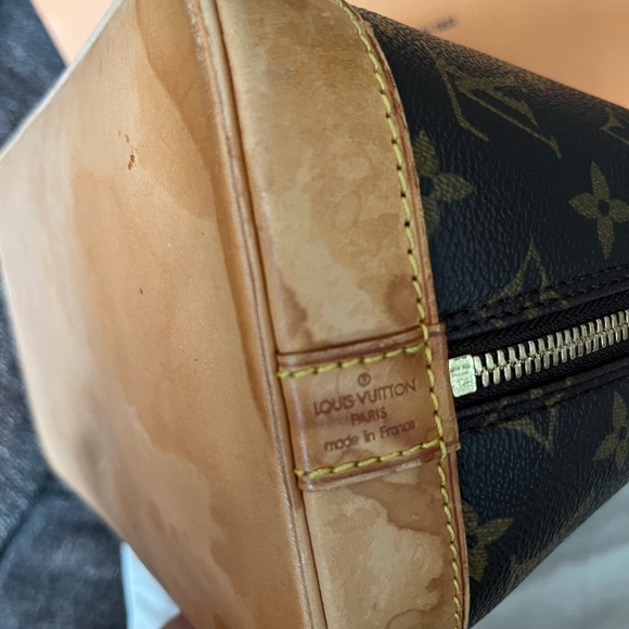 Louis Vuitton Alma in Monogram - Picture 9 of 13